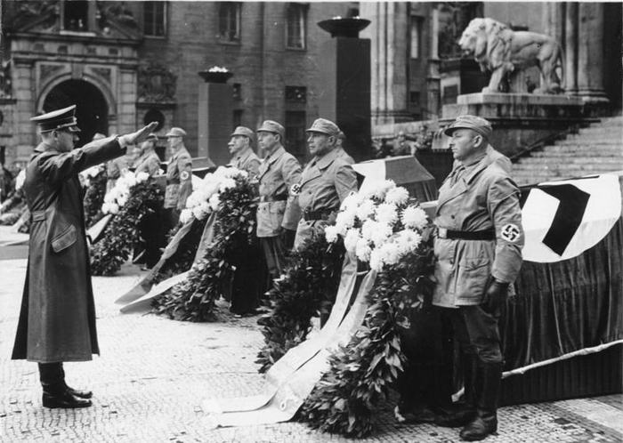 Adolf Hitler vor Feldherrenhalle