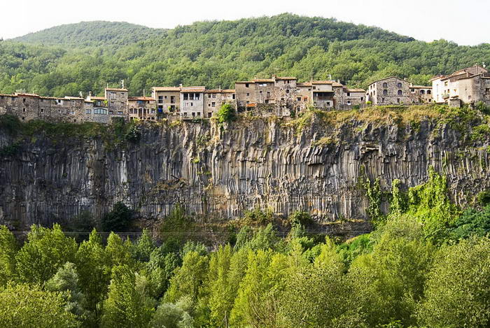 Castellfollit de la Roca - Breathtaking Cliffs