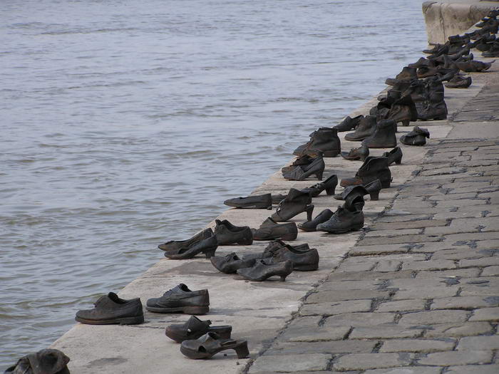 Sapatos no Danúbio - Estátuas Criativas