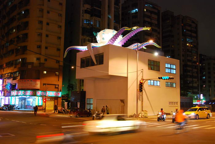 Octopus art attacks in the city of Taipei