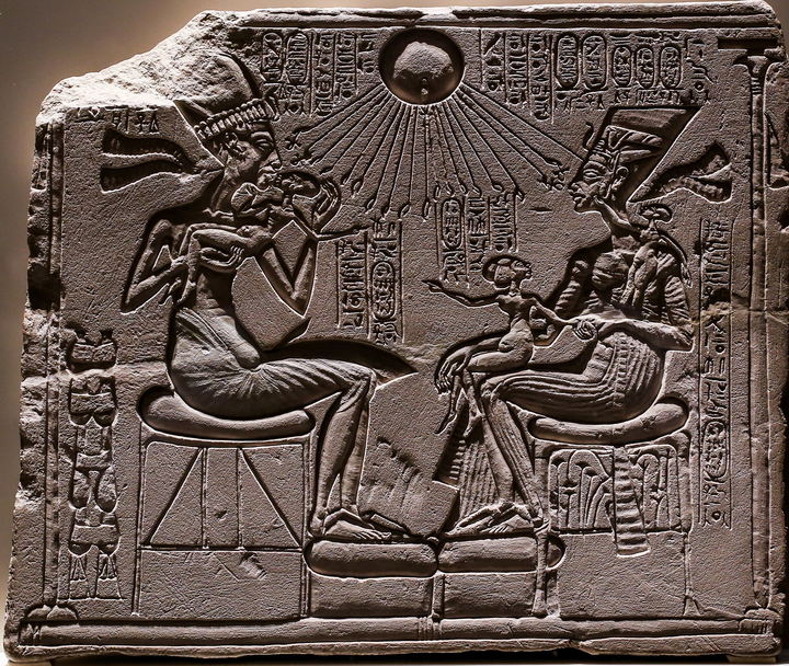 Akhenaton and Nefertiti - Akhenaten facts