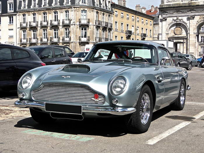 Aston Martin DB5 - Iconic Cars