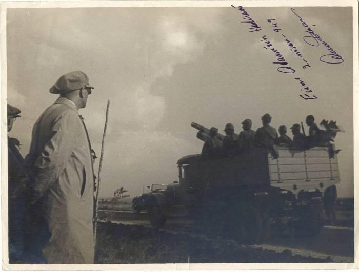 Ataturk askeri tatbikatta askerleri izliyor